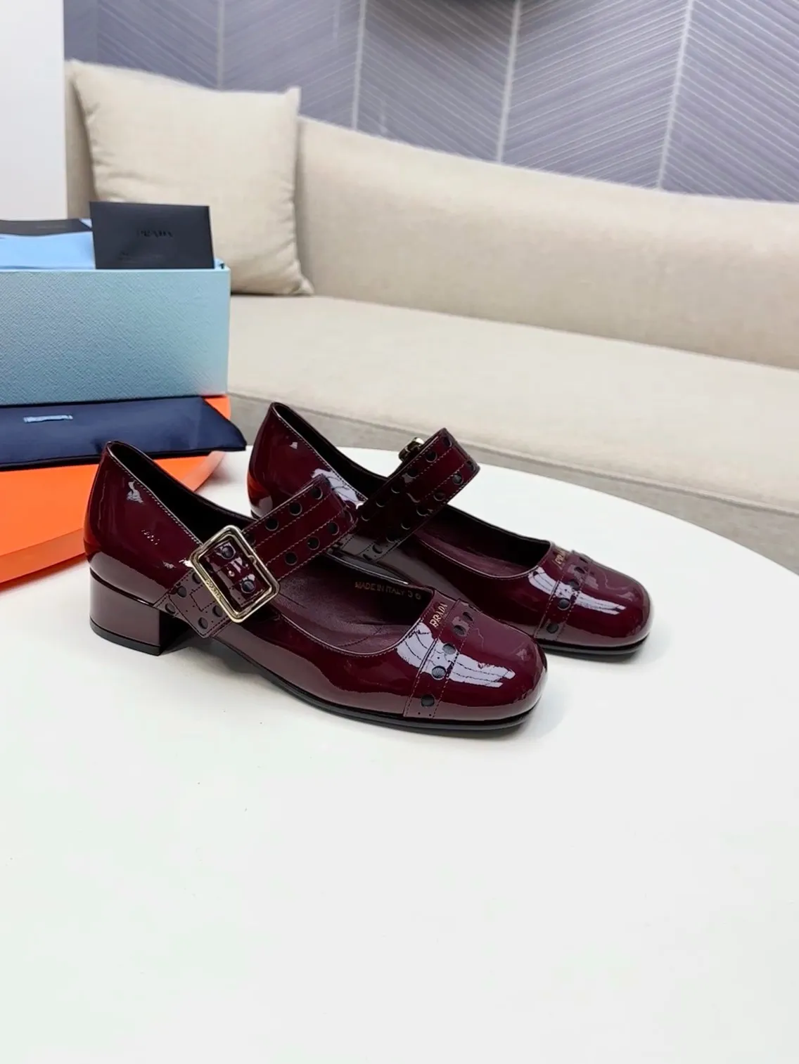 👟👟Ex-factory price 600👟👟🛒…………PRADA 2025 series loafers! At first glance, it looks both classic and versatile! No need to worry about the texture and feel of your feet! 🕳️🕳️🕳️ ____________________✍️ The simple combination is very eye-catching and atmospheric. I sincerely recommend you to buy it! Extremely versatile! Its square toe design is suitable for all kinds of female foot shapes and can be easily controlled. It is comfortable on the foot and does not squeeze the foot. The soul of the whole pair of shoes is the bias-cut design! The craftsmanship of this shoe upper is not easy to make. It seems to be quite simple, but it is much more expensive than making boots and has a high scrapability! ●━━━━━━───── Upper: imported soft cow patent leather ●━━━━━━───── Lining: silk lambskin, fine and firm leather, very soft and breathable ●━━━━━━───── Outsole: Imported Italian genuine leather outsole ➕Forefoot injection molding, high-grade and non-slip ●━━━━━━───── Heel height: 4.5cm ●━━━━━━───── Warm reminder: This shoe is an authentic sole series and you must pay attention to precautions when trying it on. Returns and exchanges are not supported if there are marks on the outsole. You can change the size and style within 15 days. Unconditional returns are not supported. Thank you for your support🙏🙏Happy cooperation.